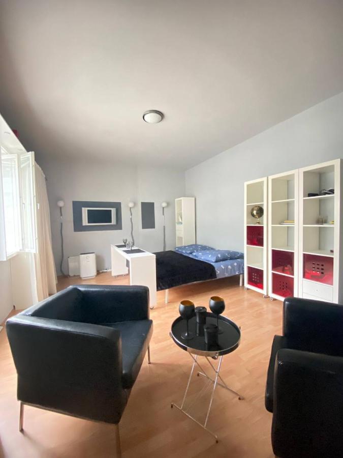 Cozy Modern Apartment With Small Balcony In The Heart Of Berlin Dış mekan fotoğraf